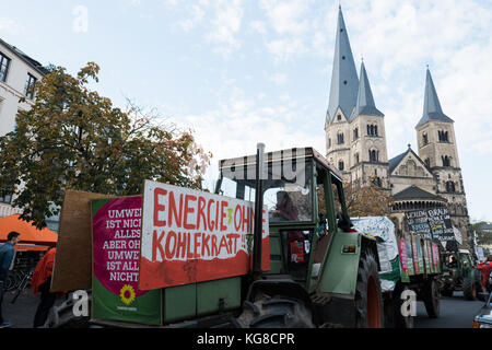 4 novembre 2017 - Bonn, Renania settentrionale-Vestfalia, Repubblica federale di Germania - Una linea di trattori partecipa alla marcia del clima popolare, mentre 25,000 persone si riuniscono per le strade di Bonn per chiedere un'azione significativa e urgente da parte della comunità internazionale sul cambiamento climatico. Crediti: Alban Grosdier/SOPA/ZUMA Wire/Alamy Live News Foto Stock