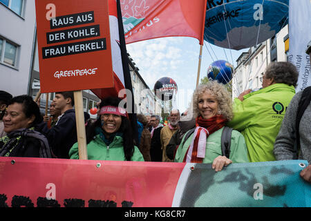 4 novembre 2017 - Bonn, Renania settentrionale-Vestfalia, nella Repubblica federale di Germania - come cop 23 è in procinto di avviare, 25.000 persone - tra cui Greenpeace direttore esecutivo jennifer morgan - consente di raccogliere durante il popolo del marzo attraverso le strade di Bonn a domanda significativa e un intervento urgente della comunità internazionale sul cambiamento climatico. Credito: alban grosdidier/sopa/zuma filo/alamy live news Foto Stock