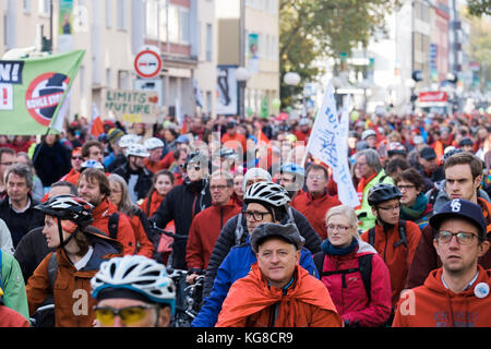 4 novembre 2017 - Bonn, Renania settentrionale-Vestfalia, Repubblica Federale di Germania - Una visione generale della folla durante la protesta. Mentre la COP 23 sta per iniziare, 25,000 persone si riuniscono durante la marcia popolare per le strade di Bonn per chiedere un'azione significativa e urgente da parte della comunità internazionale sul cambiamento climatico. Crediti: Alban Grosdier/SOPA/ZUMA Wire/Alamy Live News Foto Stock