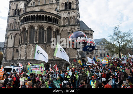 4 novembre 2017 - Bonn, Renania settentrionale-Vestfalia, nella Repubblica federale di Germania - una vista generale della folla durante la protesta. Come cop 23 è in procinto di avviare, 25.000 persone si riuniscono durante il popolo del marzo attraverso le strade di Bonn a domanda significativa e un intervento urgente della comunità internazionale sul cambiamento climatico. Credito: alban grosdidier/sopa/zuma filo/alamy live news Foto Stock