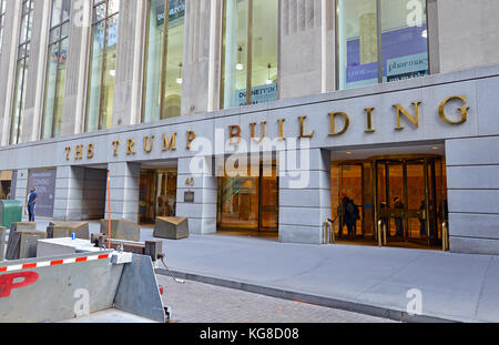 New York City - circa novembre 2017. Previste manifestazioni di protesta nei pressi di trump edifici quali 40 Wall Street sono organizzati per i leftists liberale che ancora non può accettare Donald Trump come presidente Foto Stock