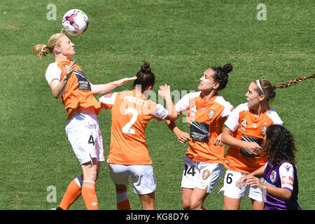 Brisbane, Queensland, Australia. 5 Novembre, 2017. Clare Polkinghorne del rombo (#4, sinistra) capi la sfera durante il round di due W-League match tra il ruggito di Brisbane e Perth gloria presso lo Stadio Suncorp il 5 novembre 2017 a Brisbane, Australia. Credito: Albert Perez/ZUMA filo/Alamy Live News Foto Stock