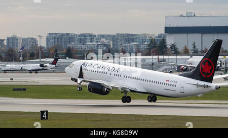 Richmond, Columbia Britannica, Canada. 3 novembre 2017. L'ultima aggiunta di Air Canada alla propria flotta di aeromobili, un Boeing 737 MAX 8 (C-FTJV) jet di linea a corsia singola a corpo stretto, decolla dall'aeroporto internazionale di Vancouver. Crediti: Bayne Stanley/ZUMA Wire/Alamy Live News Foto Stock