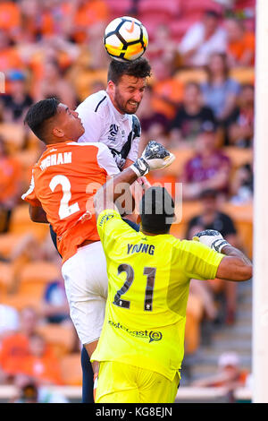 Brisbane, Queensland, Australia. 5 novembre, 2017. dane ingham del rombo (#2, a sinistra) e anthony golec di mariners (#5, parte superiore) di competere per la palla durante il turno cinque hyundai un-league match tra il ruggito di Brisbane e il Central Coast mariners presso lo stadio Suncorp il 5 novembre 2017 a Brisbane, Australia. Credito: albert perez/zuma filo/alamy live news Foto Stock