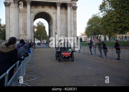 Londra, UK, 5 novembre 2017,Londra a Brighton Veteran Car Run 2017. Il suo mondo di più lunga durata evento motoristico e questo anno è il 121 anniversario esegui. Le vetture partono da Hyde Park e la finitura in Madeira Drive in Brighton, più di 450 auto prendere parte sperando di renderlo lungo la 60 miglio percorso©Keith Larby/Alamy Live News Foto Stock