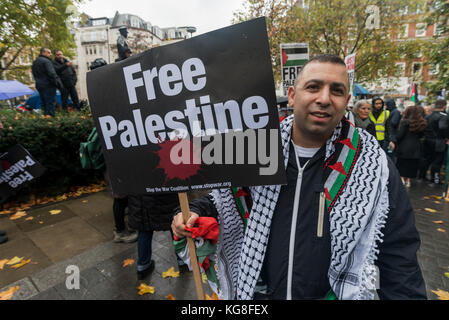 Londra, Regno Unito. Il 4 novembre 2017. Reverenda Suor yoshie maruta da milton keynes sul marzo sul centesimo anniversario della Dichiarazione Balfour. migliaia di marzo a Londra per chiedere la parità dei diritti per i palestinesi che sono incluse in tale dichiarazione, ma non sono stati presi in considerazione per 100 anni. dimostranti ha incontrato al di fuori dell'Ambasciata degli Stati Uniti in cui ci sono stati un certo numero di speeaches prima di marciare per un rally a piazza del Parlamento. 4 novembre, 2017. peter marshall credito liveimages: Peter marshall / imageslive/zuma filo/alamy live news Foto Stock