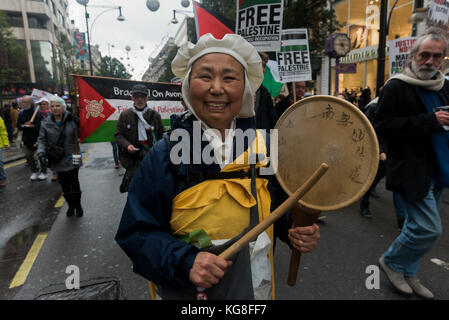 Londra, Regno Unito. 4 novembre 2017. Reverendo Suor Yoshie Maruta di Milton Keynes nella marcia del 100° anniversario della dichiarazione di Balfour. Migliaia di persone viaggiano attraverso Londra per chiedere la parità di diritti per i palestinesi che sono inclusi in quella dichiarazione, ma sono stati ignorati per 100 anni. I manifestanti si sono incontrati fuori dall'ambasciata degli Stati Uniti, dove ci sono stati diversi discorsi prima di marciare per un raduno a Parliament Square. 4 novembre 2017. Peter Marshall LiveImages crediti: Peter Marshall/ImagesLive/ZUMA Wire/Alamy Live News Foto Stock