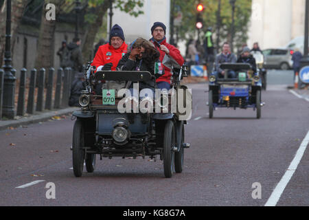 Londra, Regno Unito. 05 Nov, 2017. Hyde Park Corner, Londra, Regno Unito - 5 Novembre: oltre quattrocento veterano automobili sono stati il cui inizio è previsto per il veterano Bonhams auto correre a Hyde Park il 5 novembre 2017. La più lunga del mondo in esecuzione manifestazione motoristica corre a 60 miglia di viaggio da Londra a Brighton. Credito: David Mbiyu/Alamy Live News Foto Stock