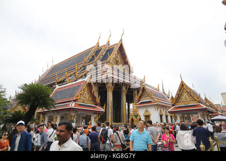 Bangkok, Tailandia. 5 novembre, 2017. tourist accorrevano al palazzo come esse re aprono le loro porte dopo i funerali reali, immagini del nuovo re sono sul display e la gente ha offerto preghiere per lui nel tempio di fronte al palazzo credito: Paolo quezada-Neiman/alamy live news Foto Stock