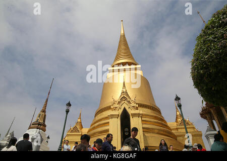 Bangkok, Tailandia. 5 novembre, 2017. tourist accorrevano al palazzo come esse re aprono le loro porte dopo i funerali reali, immagini del nuovo re sono sul display e la gente ha offerto preghiere per lui nel tempio di fronte al palazzo credito: Paolo quezada-Neiman/alamy live news Foto Stock