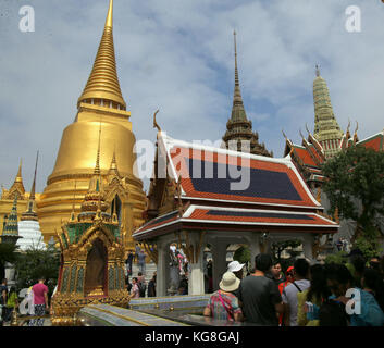 Bangkok, Tailandia. 5 novembre, 2017. tourist accorrevano al palazzo come esse re aprono le loro porte dopo i funerali reali, immagini del nuovo re sono sul display e la gente ha offerto preghiere per lui nel tempio di fronte al palazzo credito: Paolo quezada-Neiman/alamy live news Foto Stock