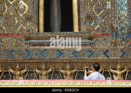 Bangkok, Tailandia. 5 novembre, 2017. tourist accorrevano al palazzo come esse re aprono le loro porte dopo i funerali reali, immagini del nuovo re sono sul display e la gente ha offerto preghiere per lui nel tempio di fronte al palazzo credito: Paolo quezada-Neiman/alamy live news Foto Stock