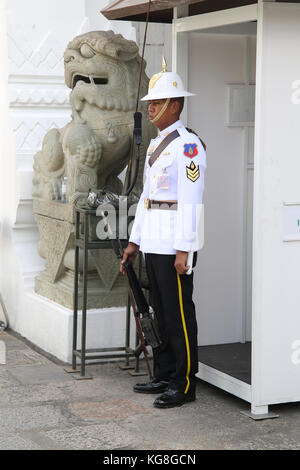 Bangkok, Tailandia. 5 novembre, 2017. tourist accorrevano al palazzo come esse re aprono le loro porte dopo i funerali reali, immagini del nuovo re sono sul display e la gente ha offerto preghiere per lui nel tempio di fronte al palazzo credito: Paolo quezada-Neiman/alamy live news Foto Stock