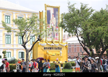 Bangkok, Tailandia. 5 novembre, 2017. tourist accorrevano al palazzo come esse re aprono le loro porte dopo i funerali reali, immagini del nuovo re sono sul display e la gente ha offerto preghiere per lui nel tempio di fronte al palazzo credito: Paolo quezada-Neiman/alamy live news Foto Stock