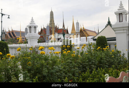 Bangkok, Tailandia. 5 novembre, 2017. tourist accorrevano al palazzo come esse re aprono le loro porte dopo i funerali reali, immagini del nuovo re sono sul display e la gente ha offerto preghiere per lui nel tempio di fronte al palazzo credito: Paolo quezada-Neiman/alamy live news Foto Stock