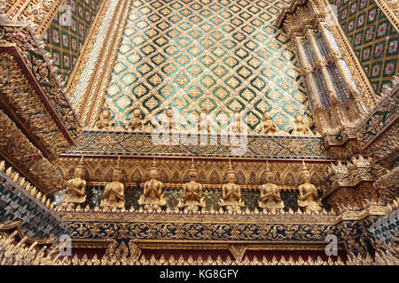 Bangkok, Tailandia. 5 novembre, 2017. tourist accorrevano al palazzo come esse re aprono le loro porte dopo i funerali reali, immagini del nuovo re sono sul display e la gente ha offerto preghiere per lui nel tempio di fronte al palazzo credito: Paolo quezada-Neiman/alamy live news Foto Stock