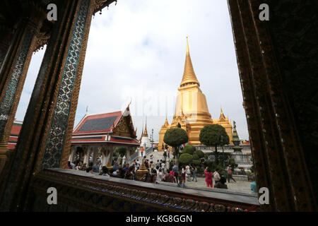 Bangkok, Tailandia. 5 novembre, 2017. tourist accorrevano al palazzo come esse re aprono le loro porte dopo i funerali reali, immagini del nuovo re sono sul display e la gente ha offerto preghiere per lui nel tempio di fronte al palazzo credito: Paolo quezada-Neiman/alamy live news Foto Stock