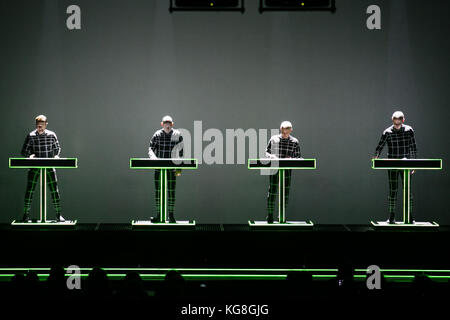 Torino, Italia, 04 novembre 2017 la band elettronica tedesca Kraftwerk si esibir dal vivo in uno show 3d Foto Stock