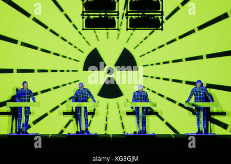 Torino, Italia, 04 novembre 2017 la band elettronica tedesca Kraftwerk si esibir dal vivo in uno show 3d Foto Stock