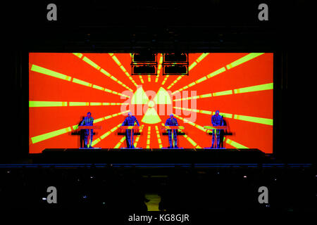 Torino, Italia, 04 novembre 2017 la band elettronica tedesca Kraftwerk si esibir dal vivo in uno show 3d Foto Stock