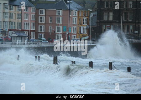 Aberystwyth wales uk meteo 5 novembre 2017 forti venti gelidi portare in mare mosso che crash contro il lungomare e il porto di parete. più forte pioggia e vento freddo sono attesi per colpire la costa gallese nei prossimi giorni o così. Credito: mike davies/alamy live news Foto Stock