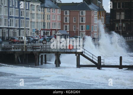 Aberystwyth wales uk meteo 5 novembre 2017 forti venti gelidi portare in mare mosso che crash contro il lungomare e il porto di parete. più forte pioggia e vento freddo sono attesi per colpire la costa gallese nei prossimi giorni o così. Credito: mike davies/alamy live news Foto Stock