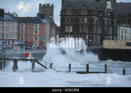 Aberystwyth wales uk meteo 5 novembre 2017 forti venti gelidi portare in mare mosso che crash contro il lungomare e il porto di parete. più forte pioggia e vento freddo sono attesi per colpire la costa gallese nei prossimi giorni o così. Credito: mike davies/alamy live news Foto Stock