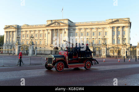 Londra, Regno Unito. 5 Novembre, 2017. Veicoli che passano a Buckingham Palace in rotta per Brighton Credito: MARTIN DALTON/Alamy Live News Foto Stock