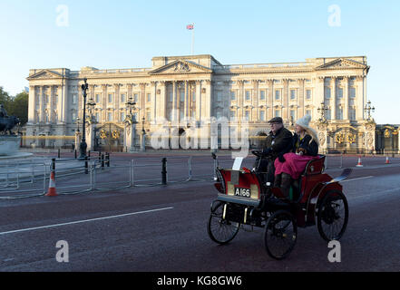 Londra, Regno Unito. 5 Novembre, 2017. Veicoli che passano a Buckingham Palace in rotta per Brighton Credito: MARTIN DALTON/Alamy Live News Foto Stock