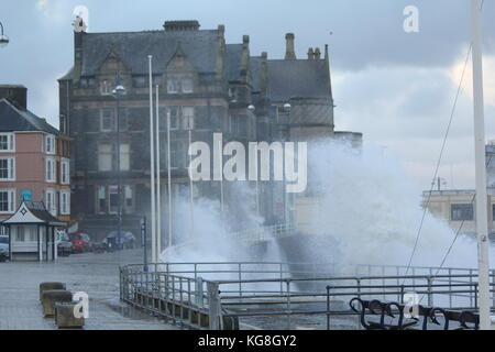 Aberystwyth wales uk meteo 5 novembre 2017 forti venti gelidi portare in mare mosso che crash contro il lungomare e il porto di parete. più forte pioggia e vento freddo sono attesi per colpire la costa gallese nei prossimi giorni o così. Credito: mike davies/alamy live news Foto Stock