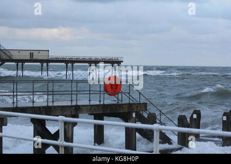 Aberystwyth wales uk meteo 5 novembre 2017 forti venti gelidi portare in mare mosso che crash contro il lungomare e il porto di parete. più forte pioggia e vento freddo sono attesi per colpire la costa gallese nei prossimi giorni o così. Credito: mike davies/alamy live news Foto Stock