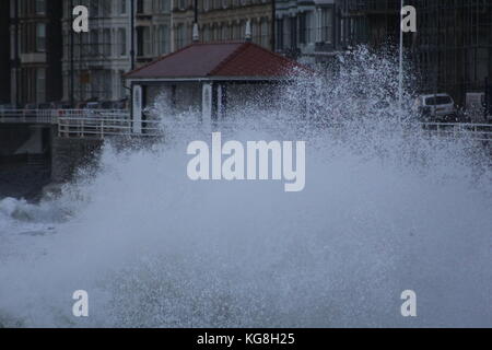 Aberystwyth wales uk meteo 5 novembre 2017 forti venti gelidi portare in mare mosso che crash contro il lungomare e il porto di parete. più forte pioggia e vento freddo sono attesi per colpire la costa gallese nei prossimi giorni o così. Credito: mike davies/alamy live news Foto Stock