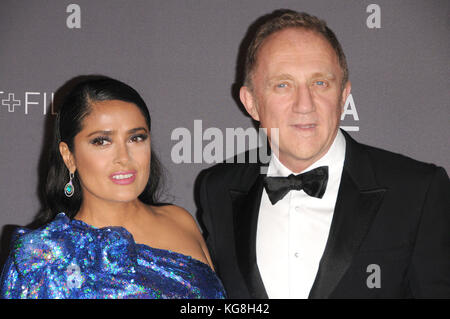 Los Angeles, California, Stati Uniti. 4 novembre 2017. 4 novembre 2017 - Los Angeles, California USA - l'attrice SALMA HAYEK, il marito FRANCOIS HENRI PINAULT al FILM D'ARTE LACMA del 2017 GALA in onore di MARK BRADFORD e GEORGE LUCAS presentato da Gucci, tenutosi al Los Angeles County Museum of Art (LACMA) Los Angeles CA. Crediti: Paul Fenton/ZUMA Wire/Alamy Live News Foto Stock