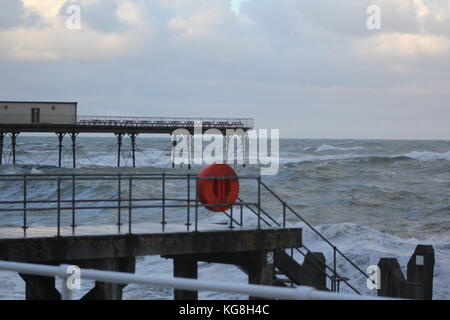 Aberystwyth wales uk meteo 5 novembre 2017 forti venti gelidi portare in mare mosso che crash contro il lungomare e il porto di parete. più forte pioggia e vento freddo sono attesi per colpire la costa gallese nei prossimi giorni o così. Credito: mike davies/alamy live news Foto Stock