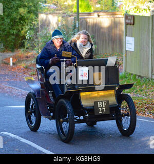 Reigate, Regno Unito. 05 Nov, 2017. Raglan Road, Reigate, Surrey. Domenica 5 novembre. 1020h. La Bonhams Londra a Brighton Veteran Car Run 2017 avviene sul percorso rivisto attraverso Reigate in Surrey. Credito: Lindsay Constable/Alamy Live News Foto Stock