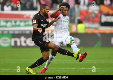 Jonathan TAH (Bayer Leverkusen),(FC Augsburg)Aktion, duelli contro F. CAIUBY da SILVA (FC Augsburg). Fussball 1. Bundesliga, 11. Spieltag, FC Augsburg (A)-Bayer Leverkusen (LEV) 1-1, am 04.11.2017 in Augsburg/Germania, WWK A R e N A. |utilizzo in tutto il mondo Foto Stock