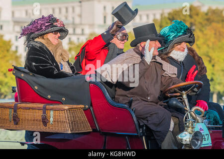 Londra, Regno Unito. 5 Novembre, 2017. Passando sul Westminster Bridge come il sole sorge - La Londra a Brighton Veteran Car Run, che risale al 1927, è stata fondata per commemorare la esecuzione di emancipazione del 1896, che ha celebrato la nuova libertà di automobilisti concessi dalla "peal della bandiera rossa atto." L'Atto sollevato il limite di velocità di 14mph e abolito la necessità per un uomo che porta una bandiera rossa a camminare davanti a vetture ogni volta che esse sono state essendo azionato. Credito: Guy Bell/Alamy Live News Foto Stock
