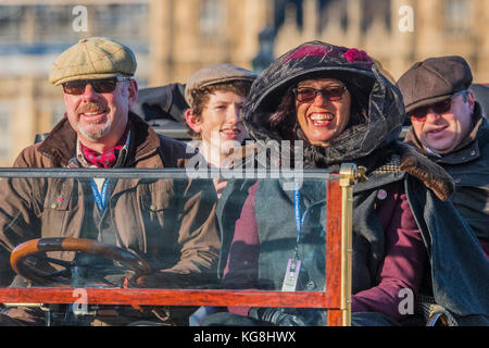 Londra, Regno Unito. 5 Novembre, 2017. Passando sul Westminster Bridge come il sole sorge - La Londra a Brighton Veteran Car Run, che risale al 1927, è stata fondata per commemorare la esecuzione di emancipazione del 1896, che ha celebrato la nuova libertà di automobilisti concessi dalla "peal della bandiera rossa atto." L'Atto sollevato il limite di velocità di 14mph e abolito la necessità per un uomo che porta una bandiera rossa a camminare davanti a vetture ogni volta che esse sono state essendo azionato. Credito: Guy Bell/Alamy Live News Foto Stock
