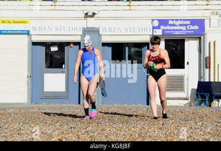 Brighton Regno Unito 5 novembre 2017 - i membri del Brighton Swimming Club si dirigono verso il mare in una bella giornata soleggiata ma fredda a BrightonNovember Foto Stock