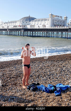 Brighton Regno Unito 5 Novembre 2017 - un nuotatore rende la maggior parte della bella e soleggiata ma freddo giorno di Brighton fotografia scattata da Simon Dack Foto Stock