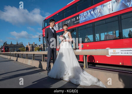 Londra, Regno Unito. Il 5 novembre 2017. Un continente giovane cinese ha pre-wedding fotografie scattate sul Westminster Bridge. Con Sterling alla decadenza, Londra è visto come un sempre più conveniente posizione per tali fotografie, così come di fornire punti di riferimento come sfondi. Frequentemente, il fotografo e il team sono anche volato fuori dalla Cina per catturare le immagini. Credito: Stephen Chung / Alamy Live News Foto Stock