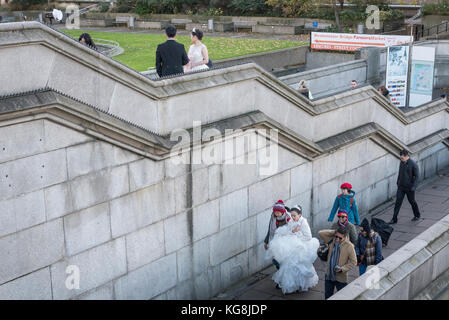 Londra, Regno Unito. Il 5 novembre 2017. Cina continentale le coppie hanno pre-wedding fotografie scattate sul Westminster Bridge. Con Sterling alla decadenza, Londra è visto come un sempre più conveniente posizione per tali fotografie, così come di fornire punti di riferimento come sfondi. Frequentemente, il fotografo e il team sono anche volato fuori dalla Cina per catturare le immagini. Credito: Stephen Chung / Alamy Live News Foto Stock