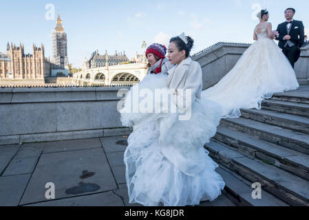 Londra, Regno Unito. Il 5 novembre 2017. Cina continentale le coppie hanno pre-wedding fotografie scattate sul Westminster Bridge. Con Sterling alla decadenza, Londra è visto come un sempre più conveniente posizione per tali fotografie, così come di fornire punti di riferimento come sfondi. Frequentemente, il fotografo e il team sono anche volato fuori dalla Cina per catturare le immagini. Credito: Stephen Chung / Alamy Live News Foto Stock