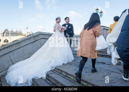 Londra, Regno Unito. Il 5 novembre 2017. Cina continentale le coppie hanno pre-wedding fotografie scattate sul Westminster Bridge. Con Sterling alla decadenza, Londra è visto come un sempre più conveniente posizione per tali fotografie, così come di fornire punti di riferimento come sfondi. Frequentemente, il fotografo e il team sono anche volato fuori dalla Cina per catturare le immagini. Credito: Stephen Chung / Alamy Live News Foto Stock