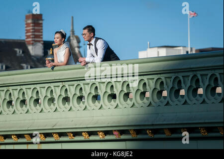 Londra, Regno Unito. Il 5 novembre 2017. Un continente giovane cinese ha pre-wedding fotografie scattate sul Westminster Bridge. Con Sterling alla decadenza, Londra è visto come un sempre più conveniente posizione per tali fotografie, così come di fornire punti di riferimento come sfondi. Frequentemente, il fotografo e il team sono anche volato fuori dalla Cina per catturare le immagini. Credito: Stephen Chung / Alamy Live News Foto Stock