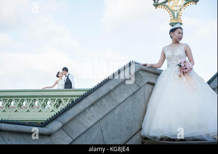 Londra, Regno Unito. Il 5 novembre 2017. Cina continentale le coppie hanno pre-wedding fotografie scattate sul Westminster Bridge. Con Sterling alla decadenza, Londra è visto come un sempre più conveniente posizione per tali fotografie, così come di fornire punti di riferimento come sfondi. Frequentemente, il fotografo e il team sono anche volato fuori dalla Cina per catturare le immagini. Credito: Stephen Chung / Alamy Live News Foto Stock