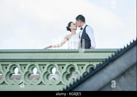 Londra, Regno Unito. Il 5 novembre 2017. Un continente giovane cinese ha pre-wedding fotografie scattate sul Westminster Bridge. Con Sterling alla decadenza, Londra è visto come un sempre più conveniente posizione per tali fotografie, così come di fornire punti di riferimento come sfondi. Frequentemente, il fotografo e il team sono anche volato fuori dalla Cina per catturare le immagini. Credito: Stephen Chung / Alamy Live News Foto Stock