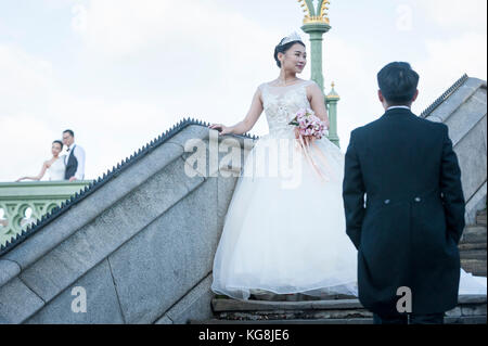 Londra, Regno Unito. Il 5 novembre 2017. Cina continentale le coppie hanno pre-wedding fotografie scattate sul Westminster Bridge. Con Sterling alla decadenza, Londra è visto come un sempre più conveniente posizione per tali fotografie, così come di fornire punti di riferimento come sfondi. Frequentemente, il fotografo e il team sono anche volato fuori dalla Cina per catturare le immagini. Credito: Stephen Chung / Alamy Live News Foto Stock