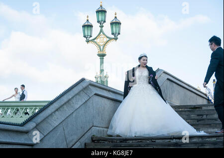 Londra, Regno Unito. Il 5 novembre 2017. Cina continentale le coppie hanno pre-wedding fotografie scattate sul Westminster Bridge. Con Sterling alla decadenza, Londra è visto come un sempre più conveniente posizione per tali fotografie, così come di fornire punti di riferimento come sfondi. Frequentemente, il fotografo e il team sono anche volato fuori dalla Cina per catturare le immagini. Credito: Stephen Chung / Alamy Live News Foto Stock