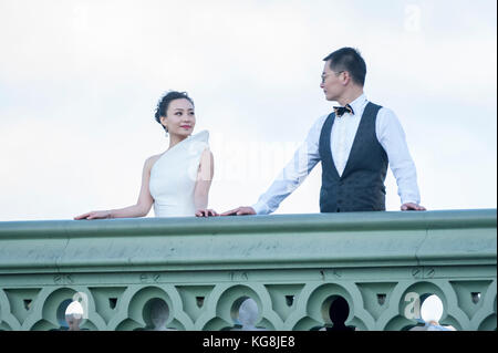 Londra, Regno Unito. Il 5 novembre 2017. Un continente giovane cinese hanno pre-wedding fotografie scattate sul Westminster Bridge. Con Sterling alla decadenza, Londra è visto come un sempre più conveniente posizione per tali fotografie, così come di fornire punti di riferimento come sfondi. Frequentemente, il fotografo e il team sono anche volato fuori dalla Cina per catturare le immagini. Credito: Stephen Chung / Alamy Live News Foto Stock